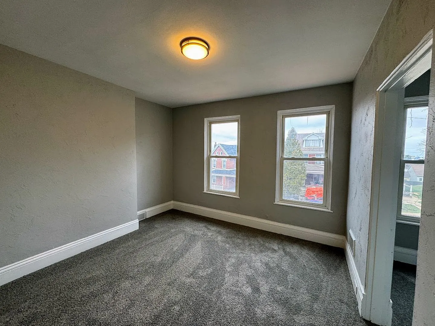 4 bed 1 bath - newly refreshed Allentown house — Photo 4