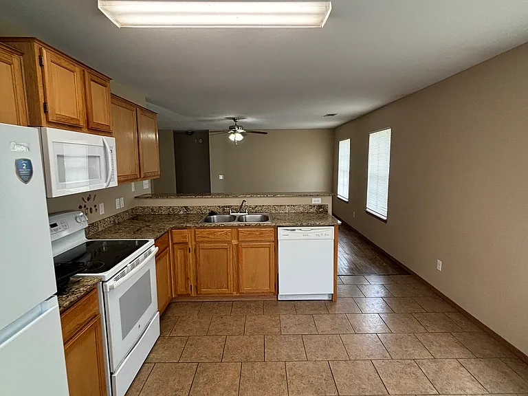 240 Sage St — Photo 3