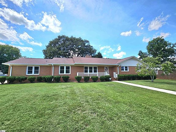 3rd image of 233 Balfer Dr