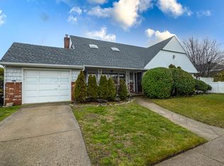 320 Pacific Blvd #1, Long Beach, NY 11561