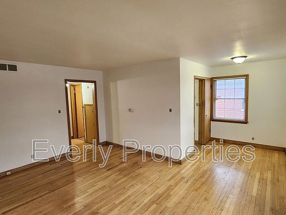 3rd image of 3016 W Sheridan Ave #4