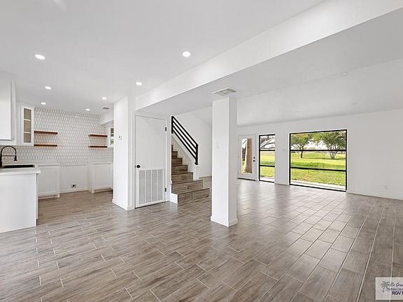 3rd image of 413 Balboa Ave