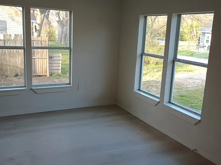 906 Peach St — Photo 13