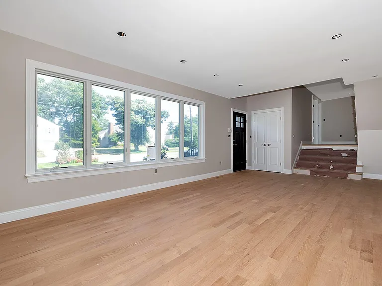 58 Marion Dr — Photo 5