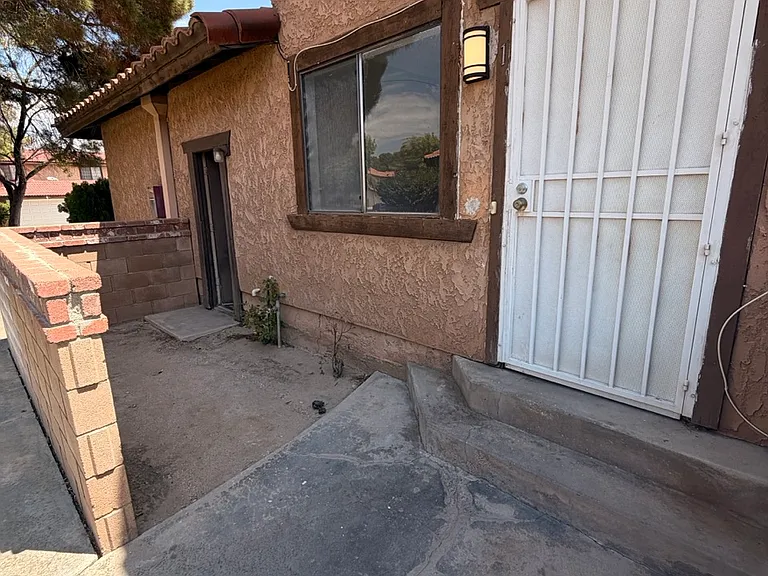 1728 W Avenue J #1 — Photo 3