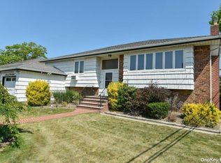 699 Flanders Dr, Valley Stream, NY 11581