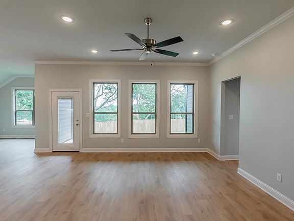 4th image of 226 Amanda Ave