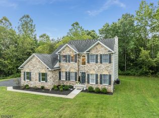 102 Bradford Ln, Bloomsbury, NJ 08804