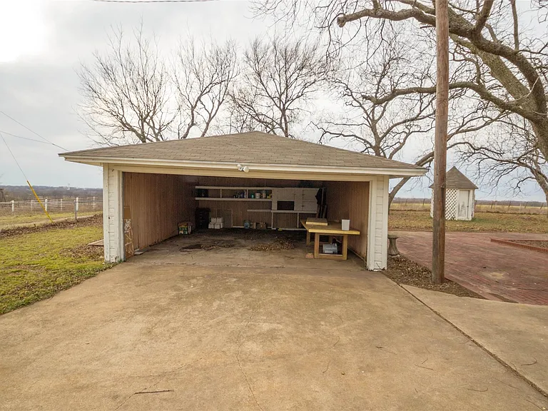 2047 FM 2933 — Photo 19