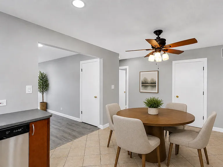 110 Beverly Ct — Photo 10