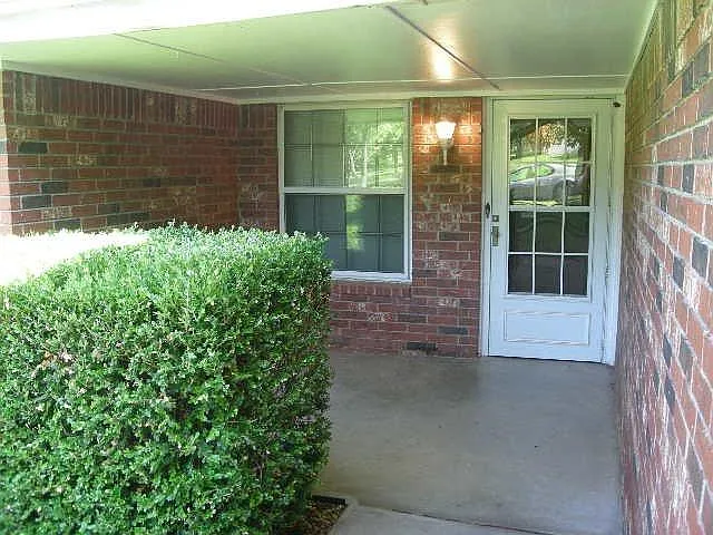 3 bed, 2000 sqft, $1,695 — Photo 2
