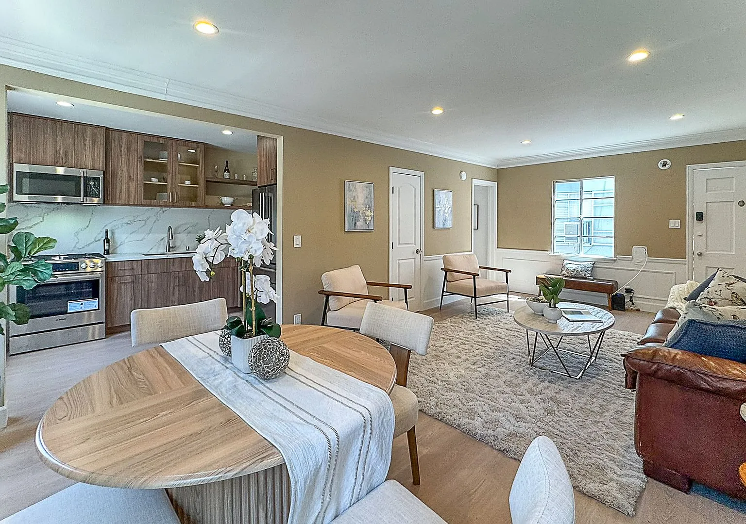 Stunning Upper-Level Residence in Prime Beverly Hills Neighborhood — Photo 2
