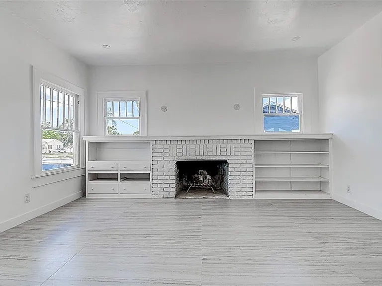 Cozy fireplace _ ideal for relaxing evenings.