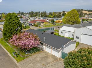 1305 Lakeshore Dr, Coos Bay, OR 97420