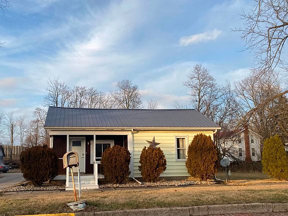 Remodeled 2 Bedroom home on the brick lined Spring St