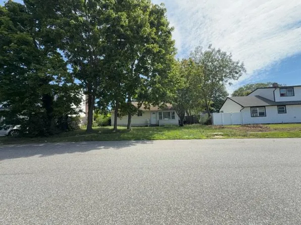 36 Somerset Rd E, Amityville, NY 11701
