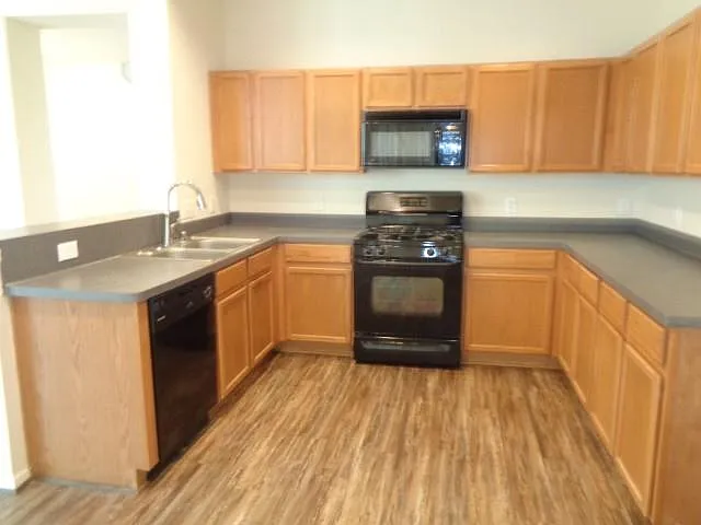 4 bed, 2.5 bath, 2129 sqft, $1,900 — Photo 2