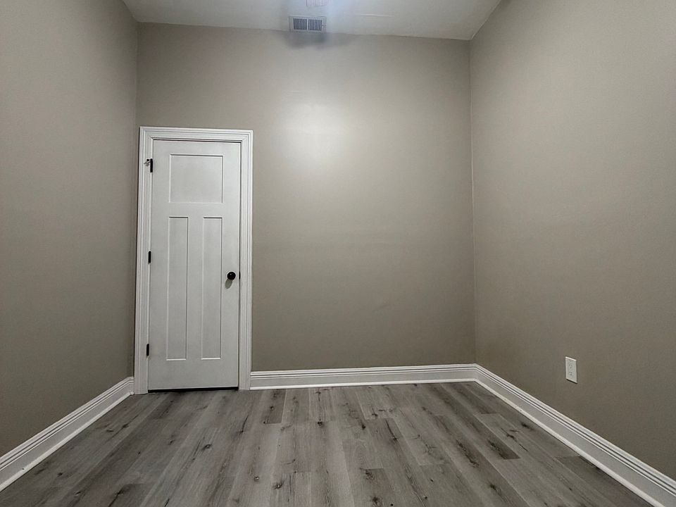 2nd image of 2215 Congress St
