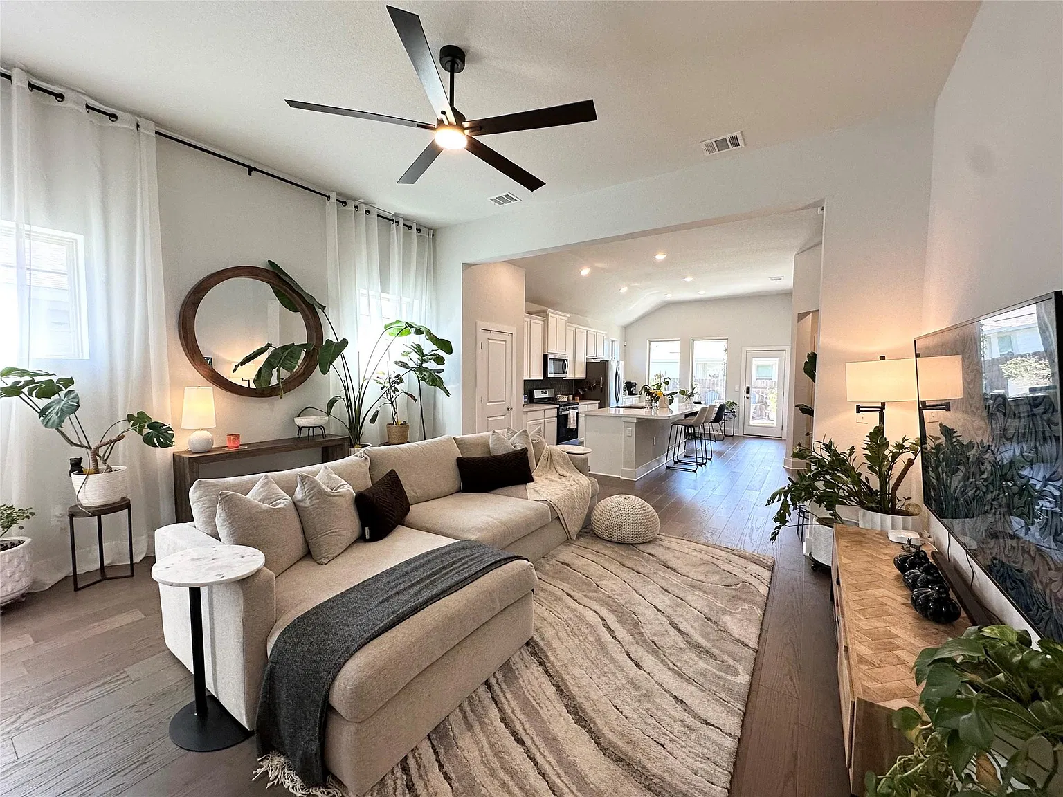 4 bed, 2.5 bath, 2275 sqft, $2,675 — Photo 3