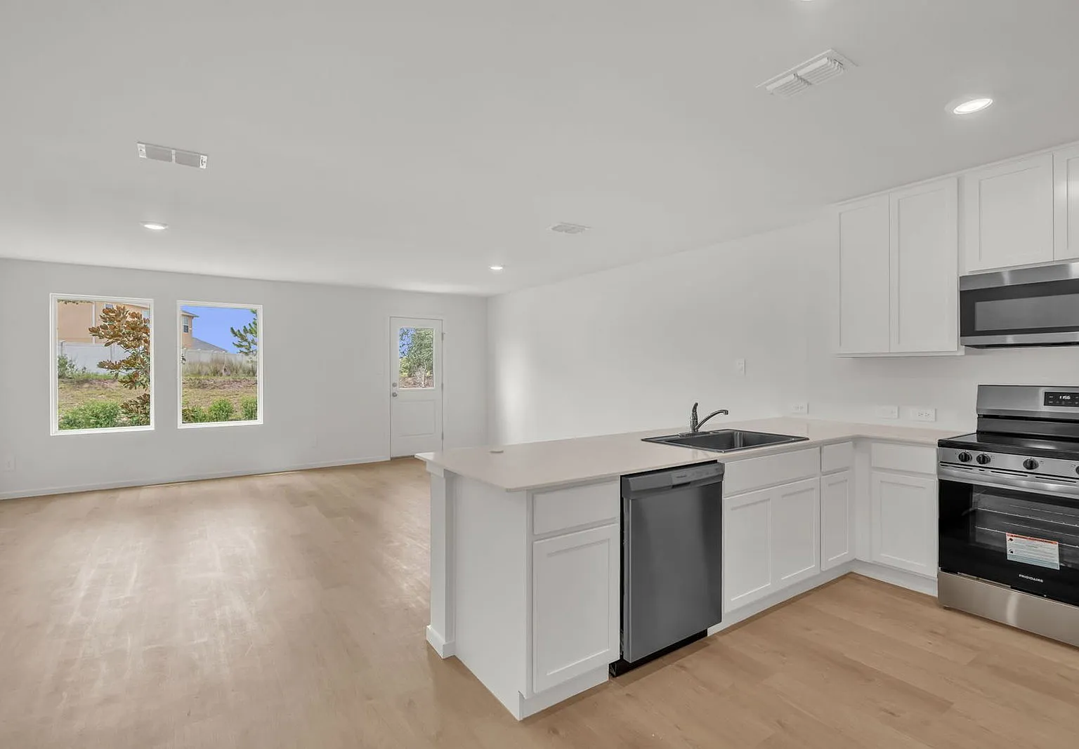 3 bed, 2.5 bath, 1578 sqft, $1,900 — Photo 4