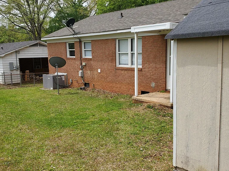 2302 Lyon St — Photo 4