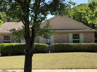 828 Cavalier Dr, Arlington, TX 76017