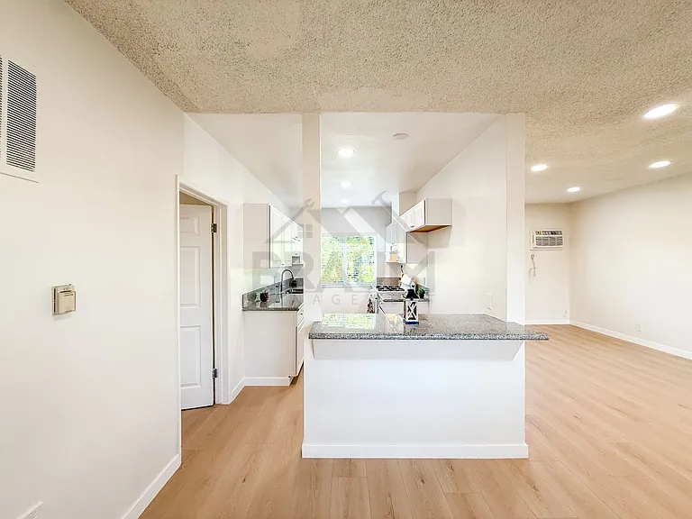Villa East at Oxnard St. — Photo 6