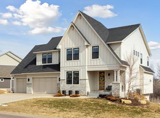 31 Rapp Farm Blvd, North Oaks, MN 55127