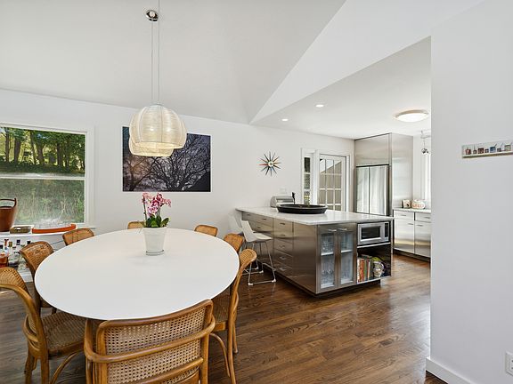 4th image of 20 Greenway Dr