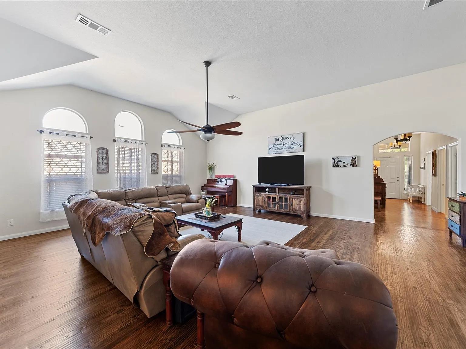 4 bed, 2100 sqft, $2,200 — Photo 4