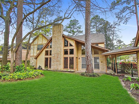 Enjoy out door living in this shady back yard.