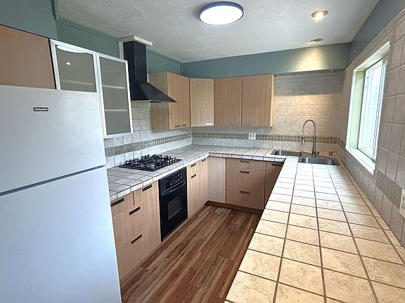3rd image of 811 Drake Ave