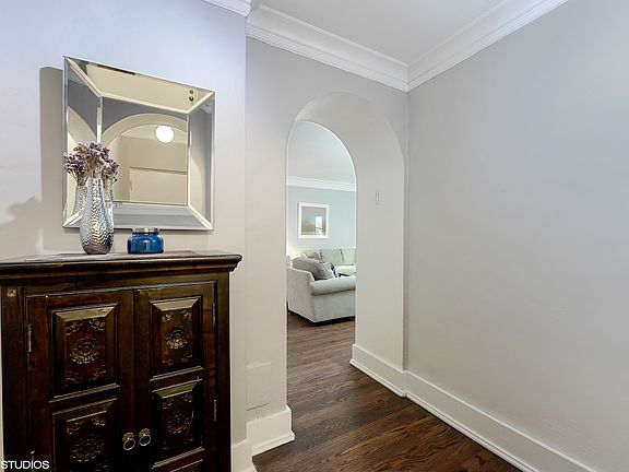 2nd image of 2724 N Pine Grove Ave APT 1