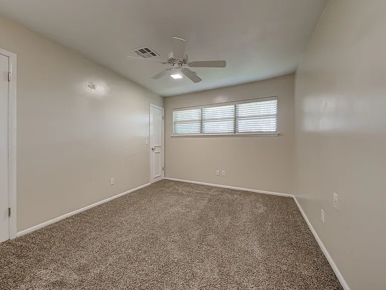 4618 N Harvey Pkwy — Photo 20