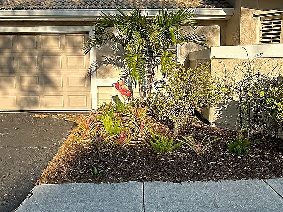 Front view w/garage