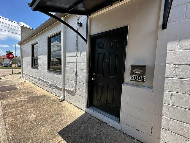 300 E Taft St #B — Photo 1