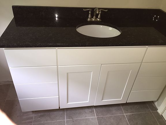 Tile Bath/Granite Top