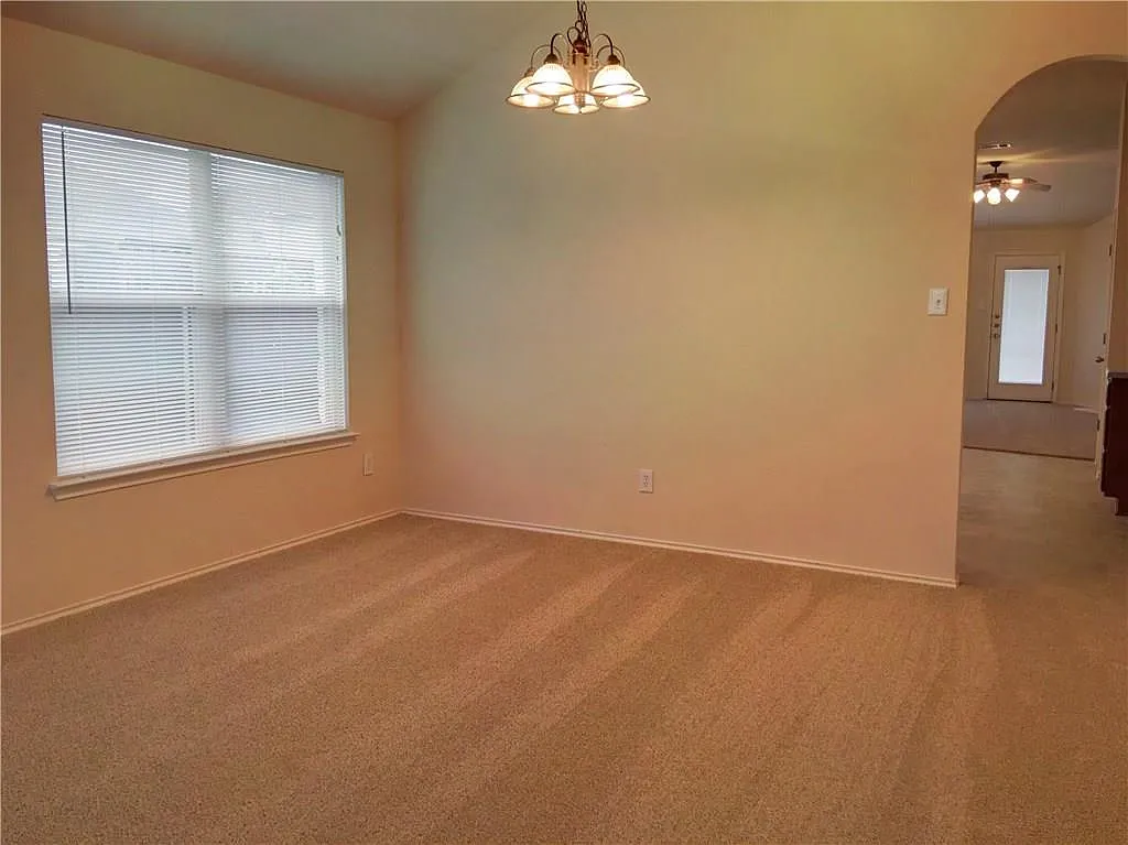 4 bed, 2.0 bath, 1917 sqft, $2,195 — Photo 4