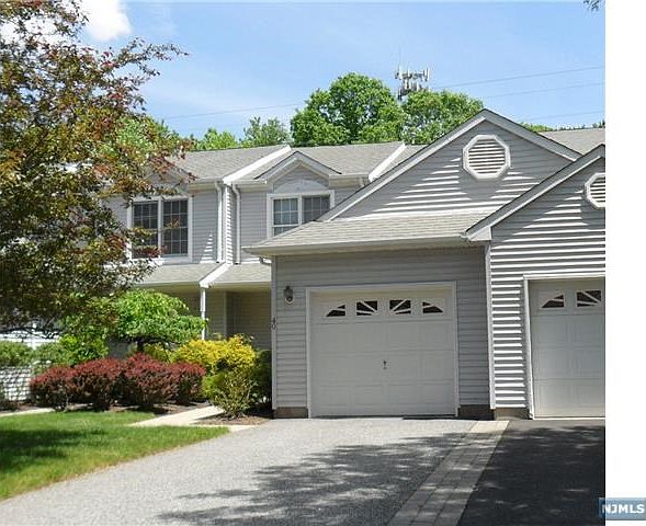 1st image of 40 Foxwood Sq N #40