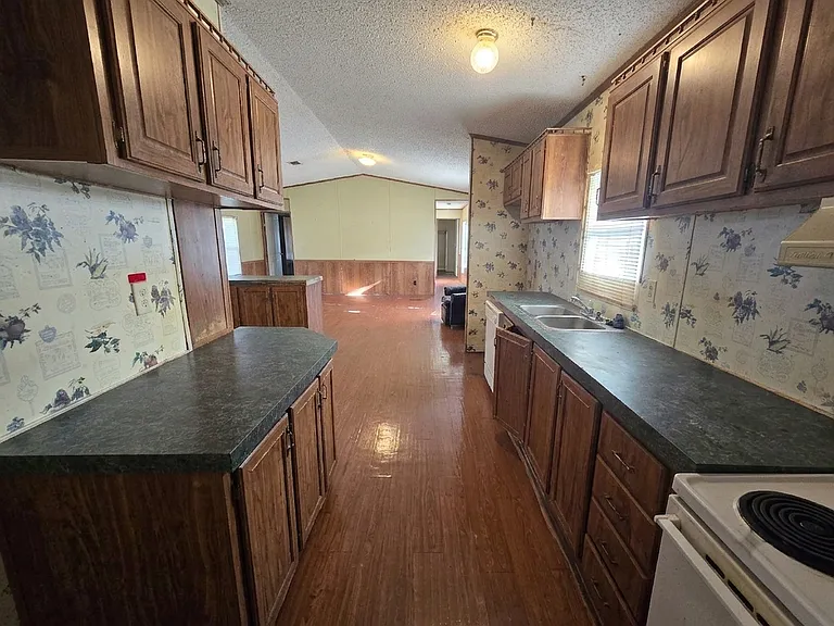 Oak Creek Estates MHC — Photo 6