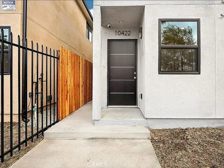 10422 1/2 Graham Ave — Photo 1
