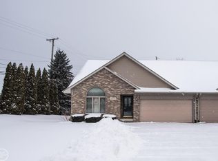 33523 Roselawn Dr, New Baltimore, MI 48047