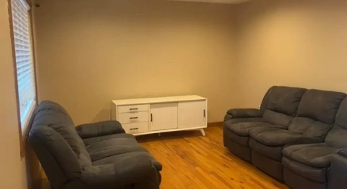 4 bed, $1,600 — Photo 1