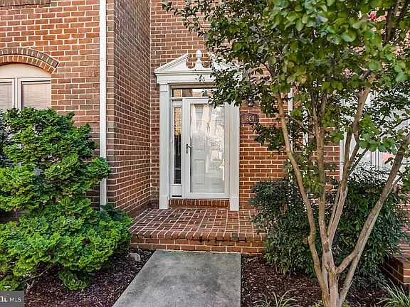 4th image of 1809 N Uhle St #1