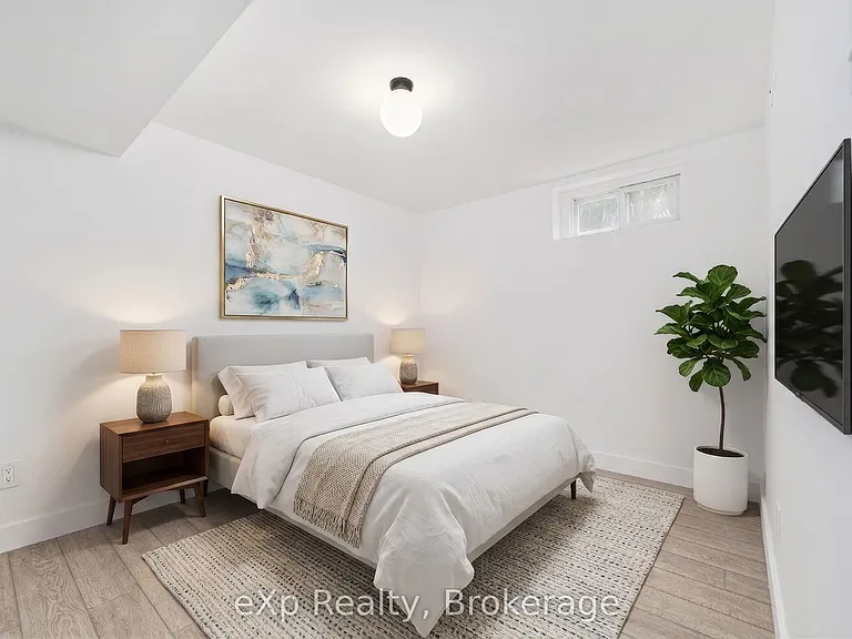 111 Riverside Dr N — Photo 25