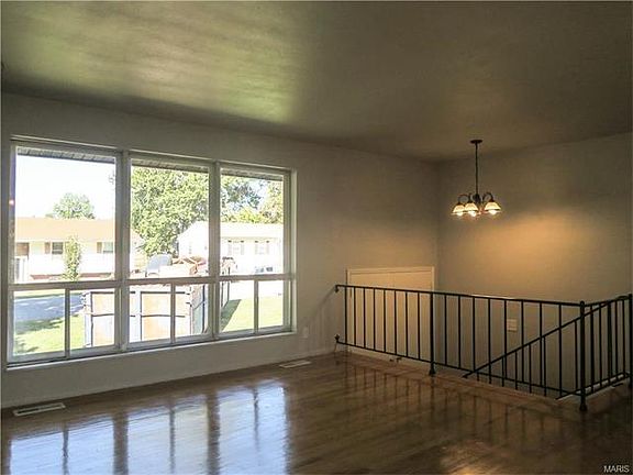 2nd image of 122 Cherbourg Dr