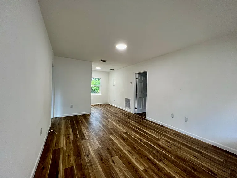 8550 NE 8th Ct #8550 — Photo 5