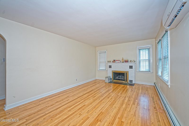 5th image of 2076 Caldicott Road