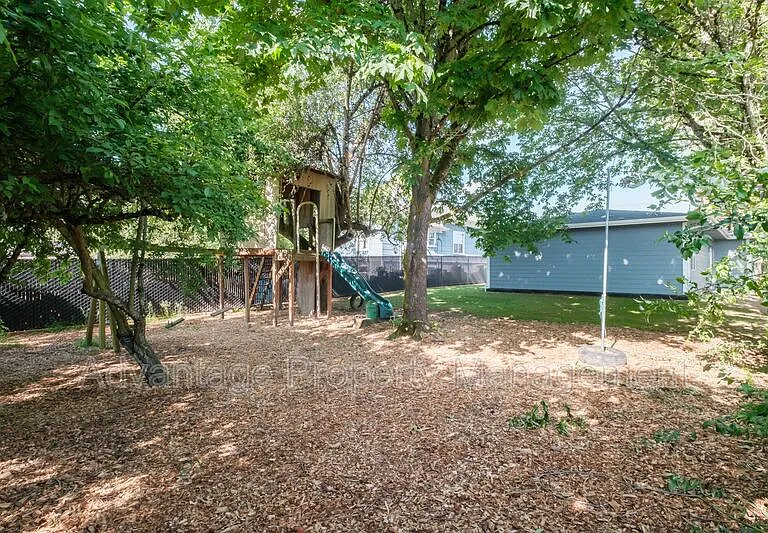 2190 SE Marion St — Photo 53