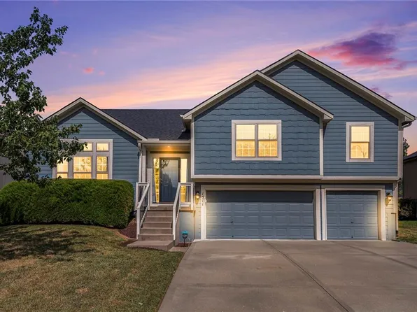 1511 Honeysuckle Dr, Liberty, MO 64068